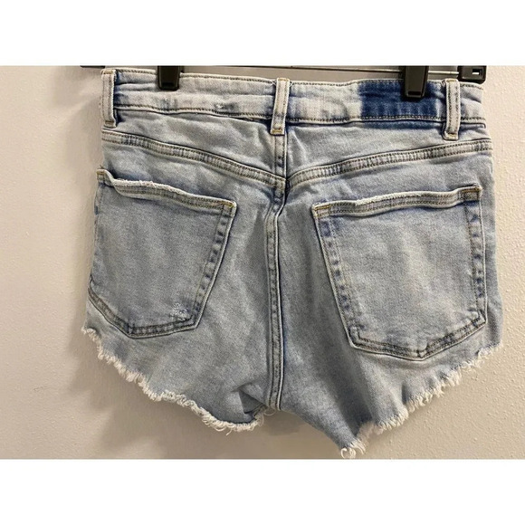 Divided H&M Jean Shorts size 4  no defects  no flaws  Very sexy shorts  size 4 - Picture 4 of 9